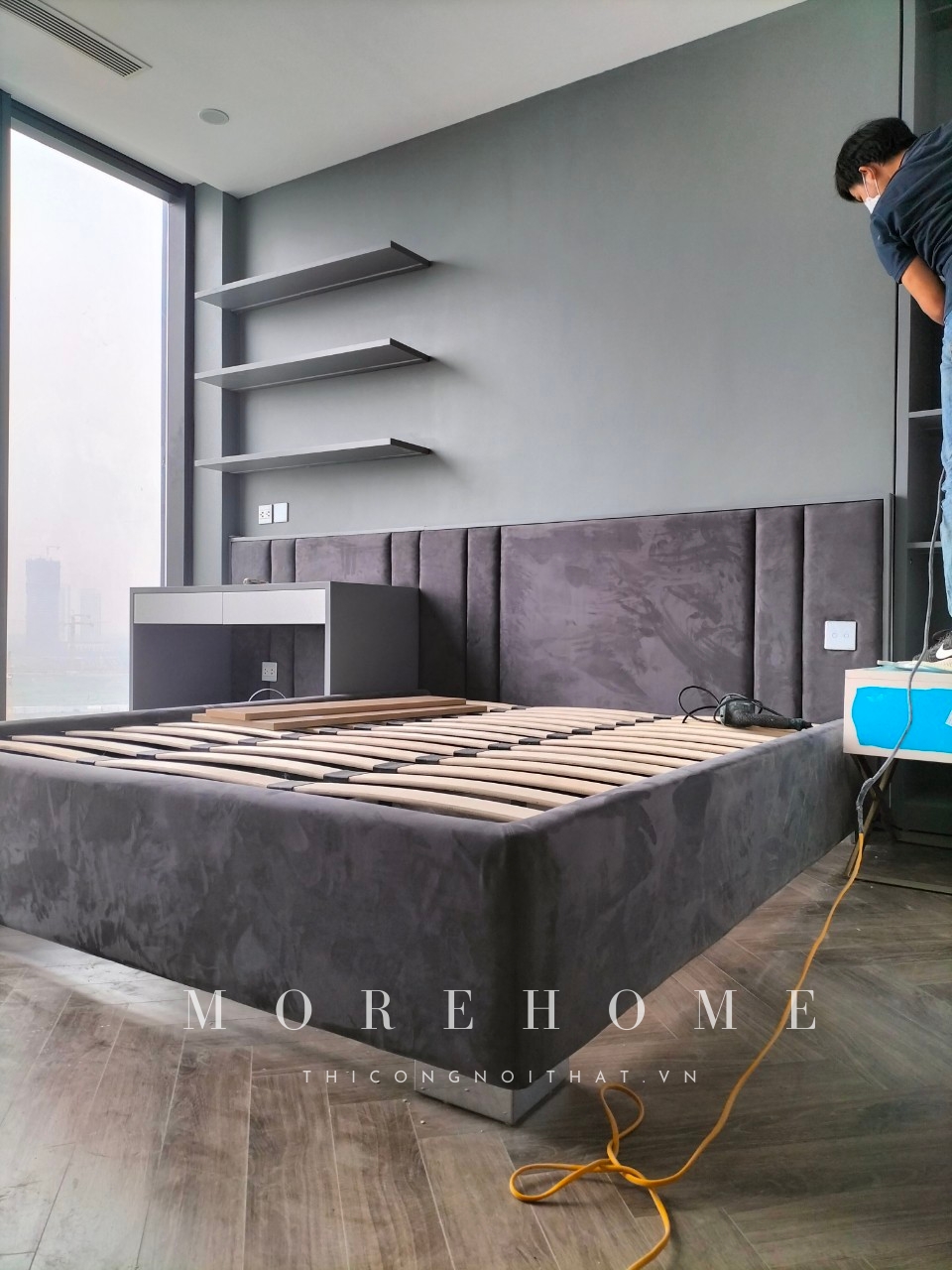 Phòng ngủ có giường ngủ bọc nỉ và bàn làm việc kế bên, cung cấp sự tiện lợi cho người sử dụng. Ngoài ra, cửa sổ cũng cho phép ánh sáng tự nhiên vào phòng.